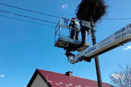 Робота над встановленням безпечних домівок. Фото: Львівобленерго