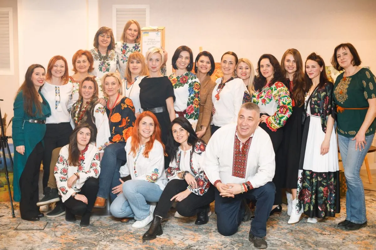 Прекрасні волонтерки фонду "Із янголом на плечі"