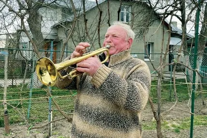 Усі 805 днів великої війни Григорій Вендичанський підтримує жителів Копичинців своїми мелодіями на трубі. Фото Соломії УГРАК