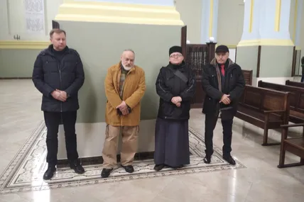 На фото: Праворуч - Олександр Юрков, у центрі - Леонід Гольберг та отець Ігор Цмоканич. Крайній зліва - Михайло Снятинський.