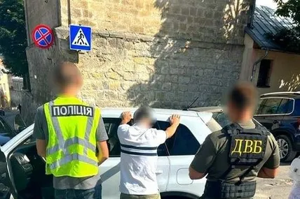 Під час затримання голови лікарсько-консультативної комісії у Бережанах. Фото пресслужби Спеціалізованої прокуратури у сфері оборони Західного регіону.