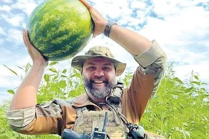 Усі ми з вами скучили за херсонськими кавунами. Наші воїни роблять усе, щоб достигали вони під мирним українським небом... Фото з соціальних мереж