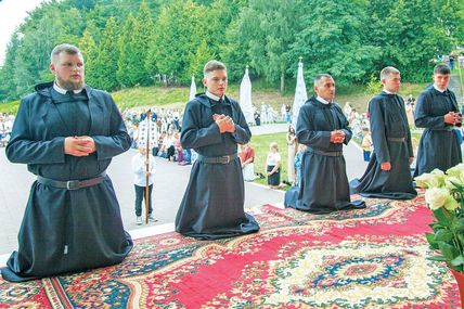 Прийшли у вишитих сорочках, поверталися у чернечих рясах…