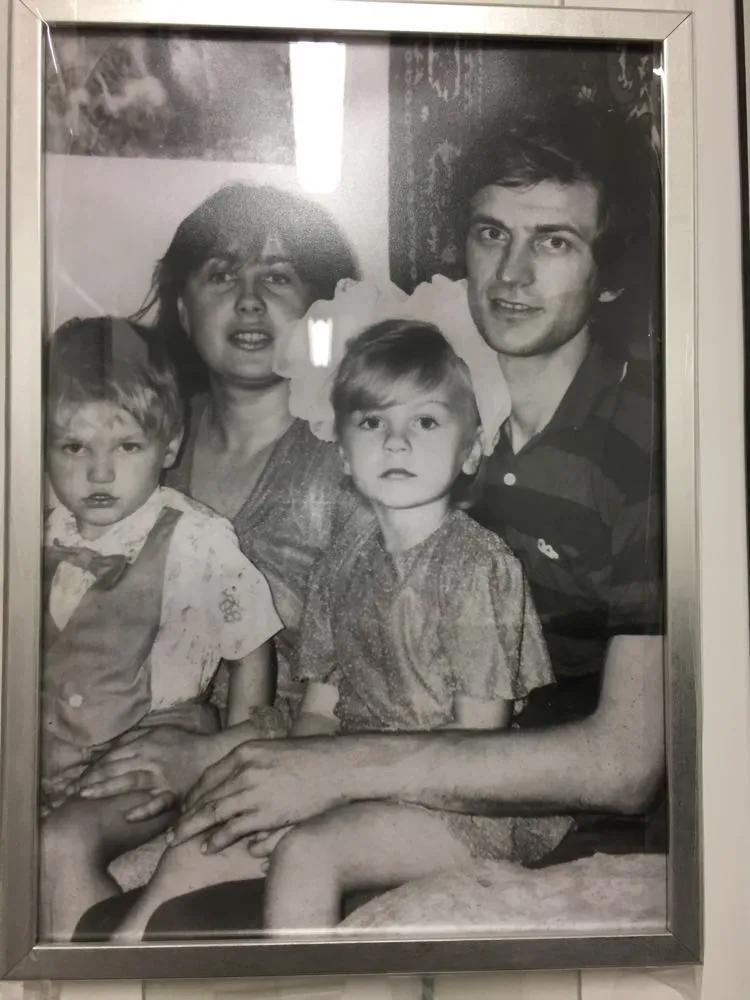 Оксана Дубик з чоловіком та дітьми (фото 1995 р.).