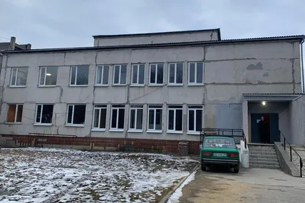 Ще кілька місців тому в цьому гуртожитку для ВПО було занедбане приміщення колишньої жіночої консультації. Фото автора
