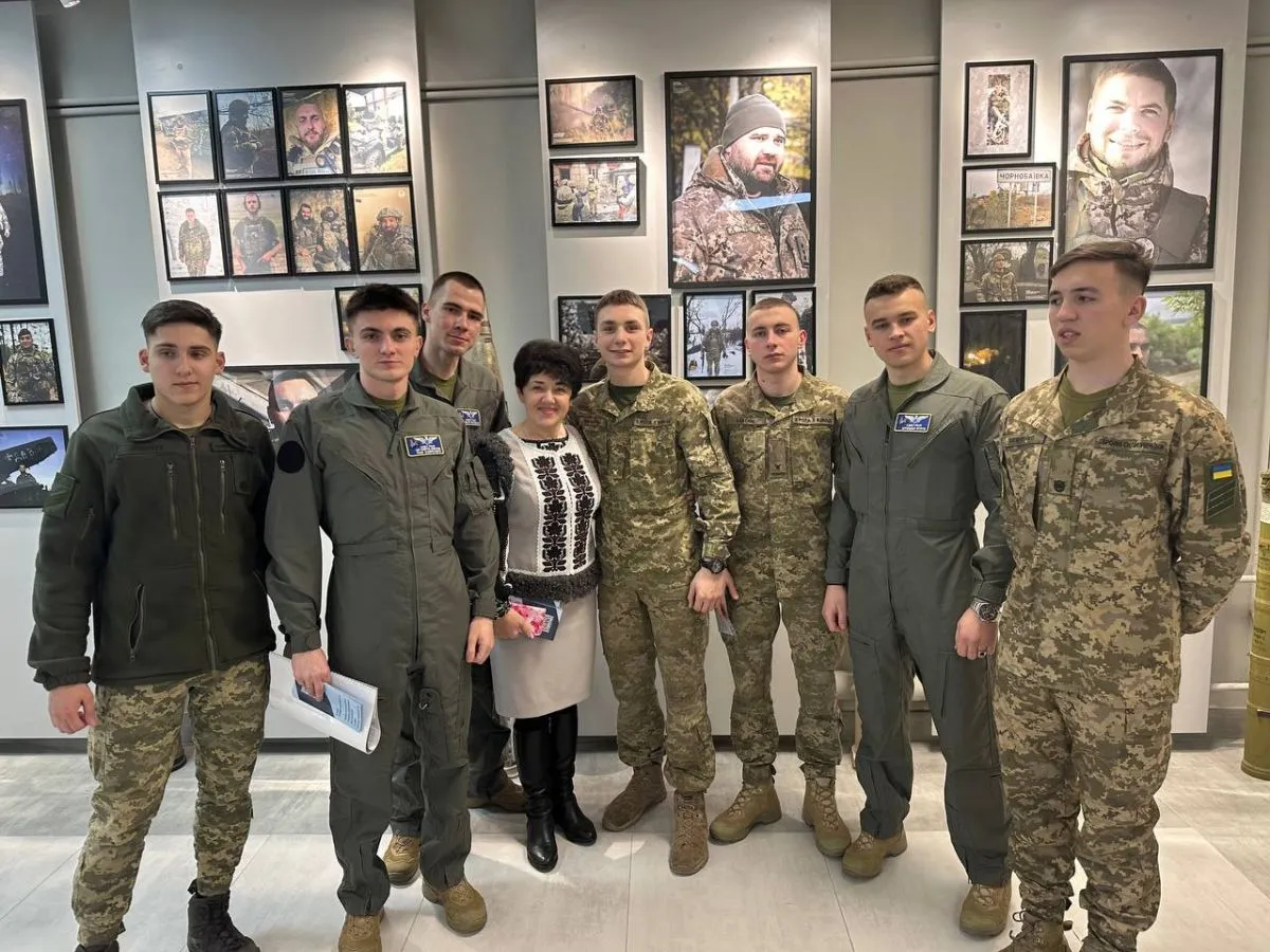 Колишні і нинішні ліцеїсти із викладачем географії Галиною Бенюк. Фото Нікіти Аллерова, сина загиблого Героя України Владислава Аллерова.