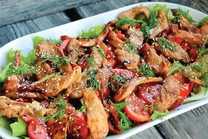 Теплий салат з куркою, перцем і помідорами