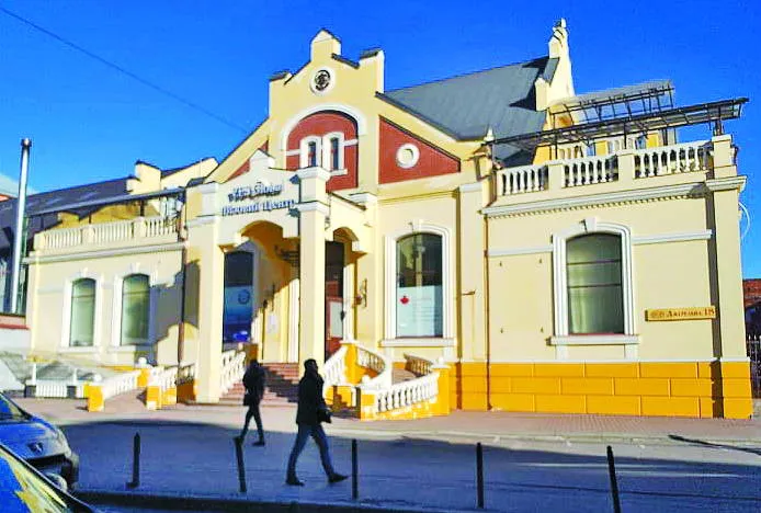 Візовий цен­тр на Джерельній. Фото автора