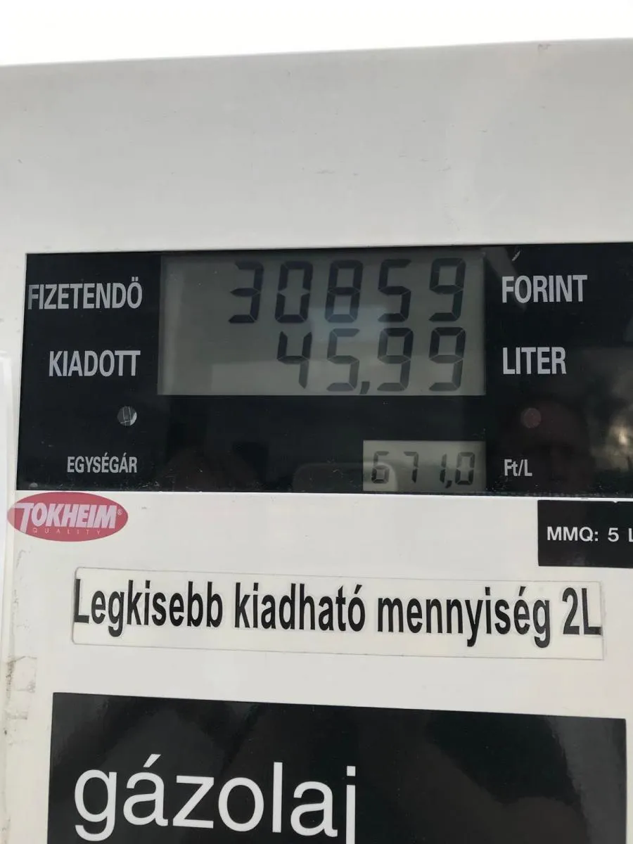 А тут у нижньому рядку маленькими цифрами вписана вартість за літр - 671!