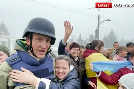 Кадр із репортажу SkyNews із щойно деокупованого Херсона. Після цього репортажу кореспондентові анулювали акредитацію.