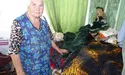 Пенсіонерка-волонтерка шиє ковдри на фронт