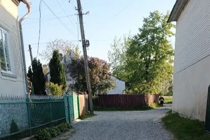 Через затоплення підземними водами у кінці квітня це місце у Розвадові було суцільним болотяним місивом. Нині тут відновлено дорогу із твердим покриттям.