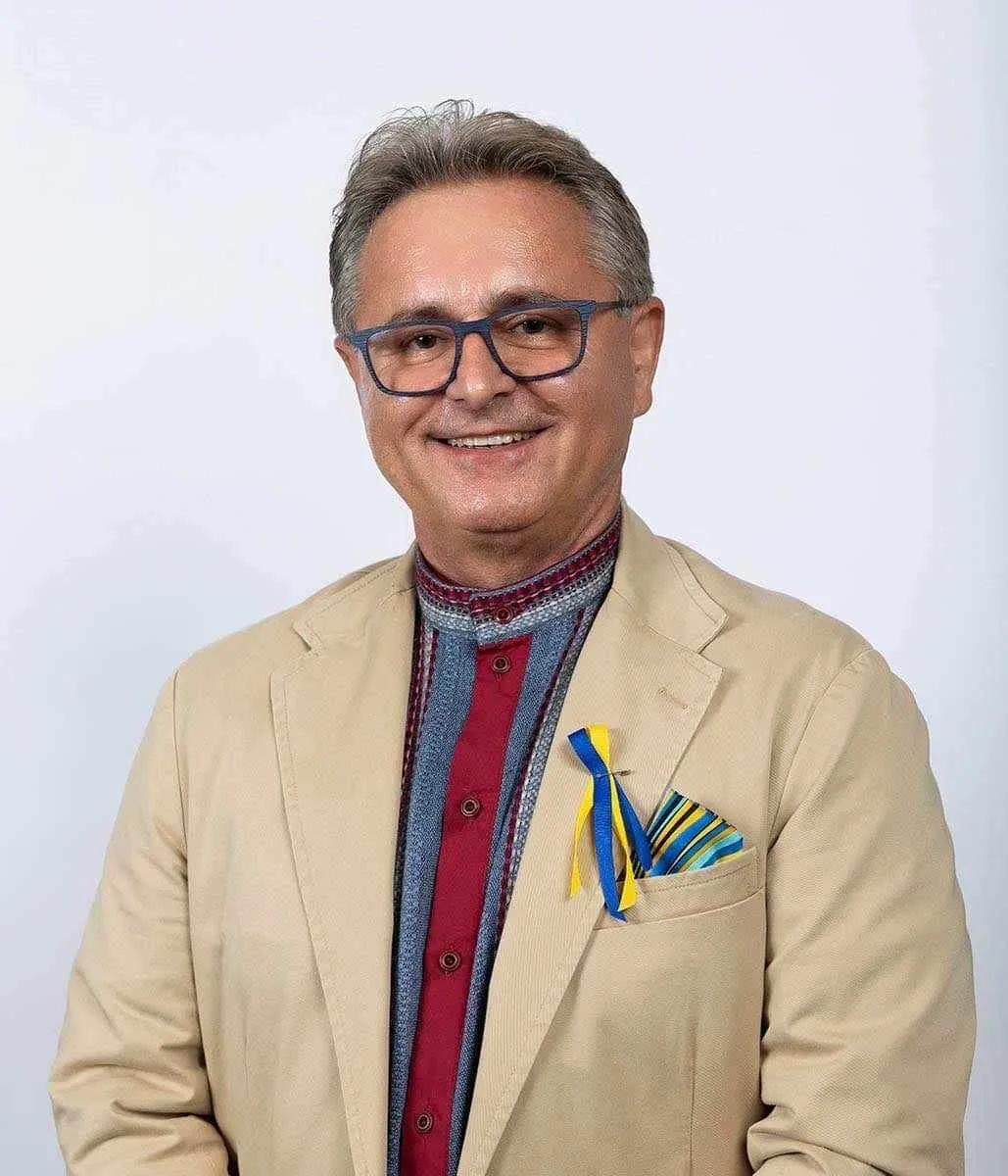 Американський українець Михайло Левко чим тільки може підтримує любу йому Україну.
