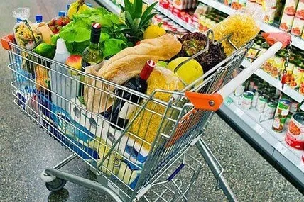 Австрійські супермаркети мають зараз купу покупців із сусідньої Угорщини, де продукти харчування значно подорожчали. Фото vienna.at.