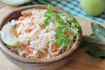 Капуста з яблуками