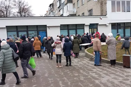 До Волонтерського центру, що на Левандівці, приїхали переселенці з різних районів Львова. Фото автора