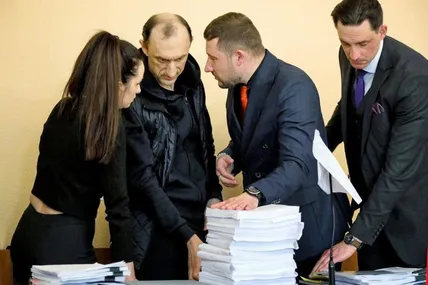 Захисники принесли цілі стоси доказів правоти свого клієнта, але судді не беруть їх до уваги. Фото з альбому Михайла Кайла