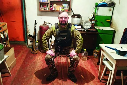 У цьому воїнові буковинцям не важко впізнати журналіста, ведучого кулінарного телешоу Миколу Кобилюка. Фото із фронтового архіву Миколи Кобилюка