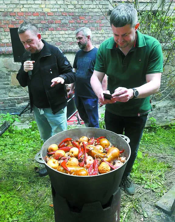 Айдер Муждабаєв (зліва) під час приготування кримського плову. Фото автора