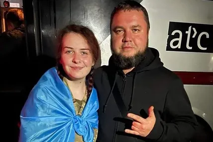 Катерина Поліщук («Пташка») у перші хвилини після повернення з російського полону. Фото Володимира Золкіна.