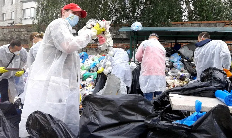 Майданчик на вулиці Варшавській стояв засміченим уже не перший тиждень.