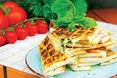 Хрусткі конвертики з лаваша з сиром, помідорами та зеленню