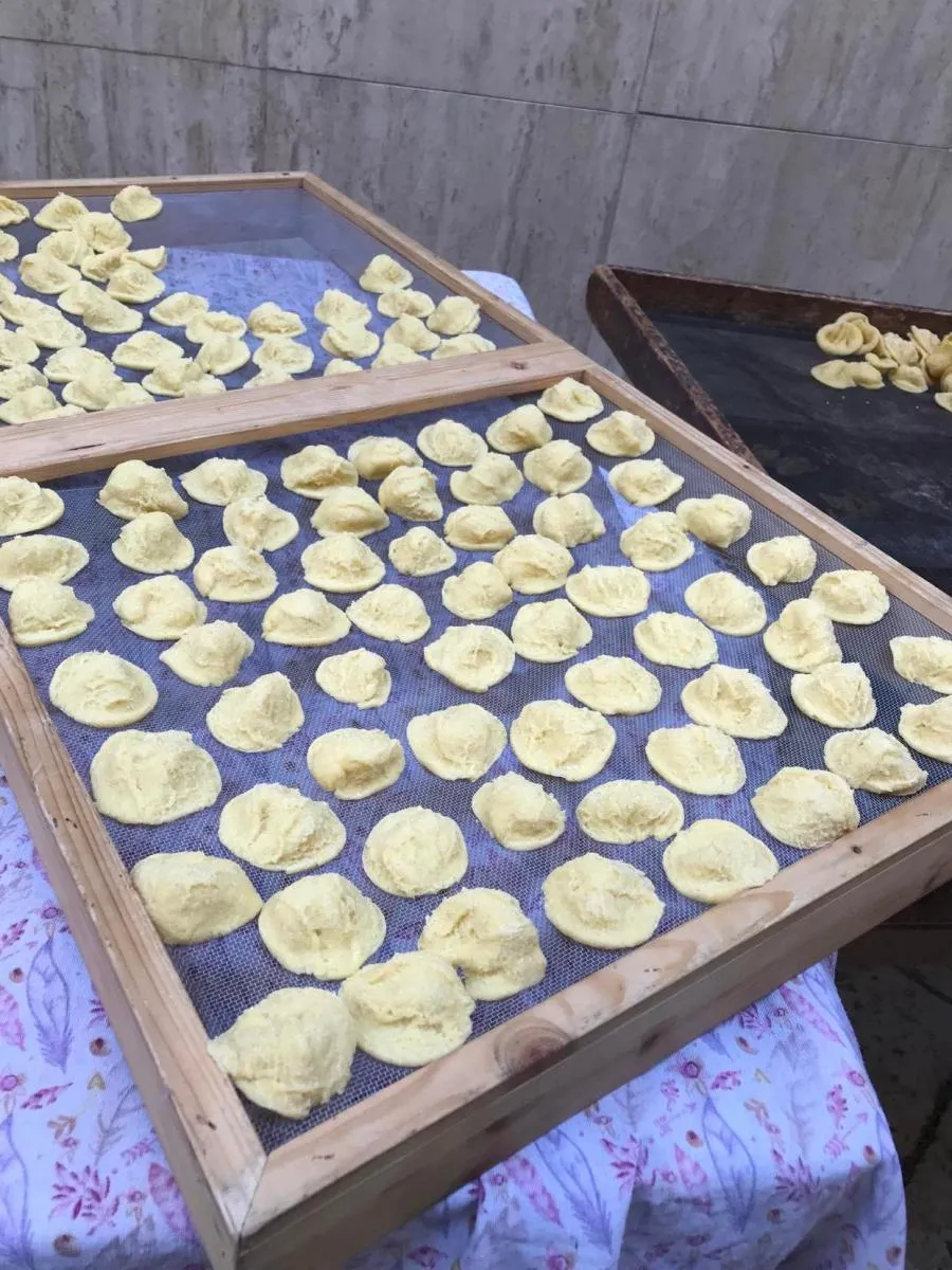 Макарони-вушка, які продають на вулиці. Фото автора