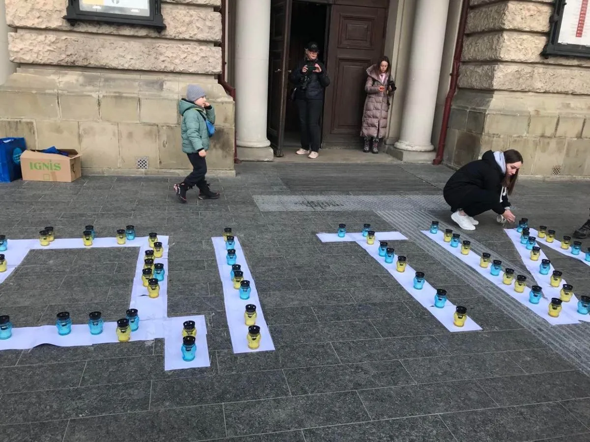 Перед входом до Львівської опери виклали напис "ДІТИ" і запалили лампадки... Фото автора