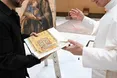 Папі Римському подарували ікону, яка написана на ящику з-під боєприпасів (ФОТО)