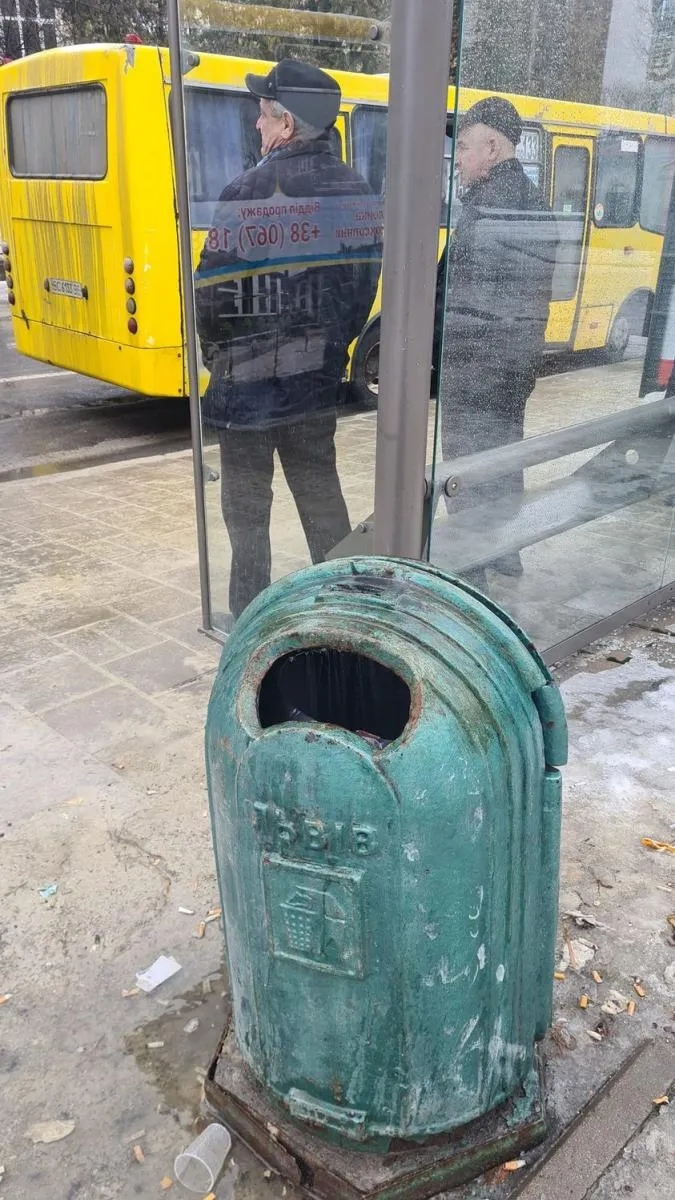 Львів'яни палять на зупинках громадського транспорту