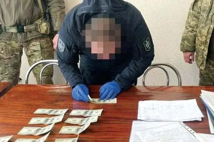 Працівники ДБР документують хабар в одного із воєнкомів. Фото Державного бюро розслідувань