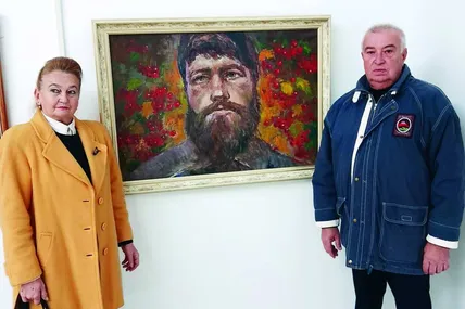 Лідія і Ярослав Паламарі біля портрета сина Святослава – заступника командира полку “Азов”. Фото з альбому Лідії Паламар