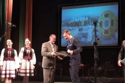 Міський голова Дрогобича Тарас Кучма (ліворуч) вручає Пйотру Зентарі відзнаку.