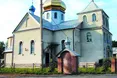 Батько зі синами майструє церковні бані