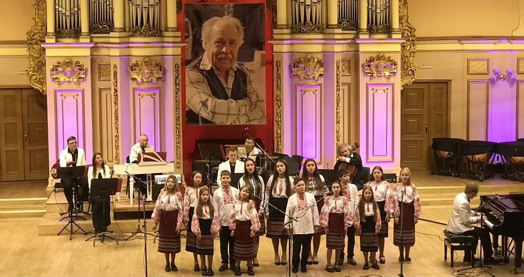 Пісні Миколи Петренка заспівав ансамбль "Квіти".