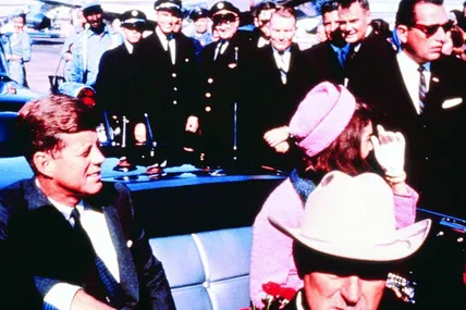 Джона Кеннеді застрелили 22 листопада 1963-го у Далласі (штат Техас). “Убивство” розвине версію про те, що за замахом на Кеннеді стояв бос чиказької мафії Сем Джанкана.