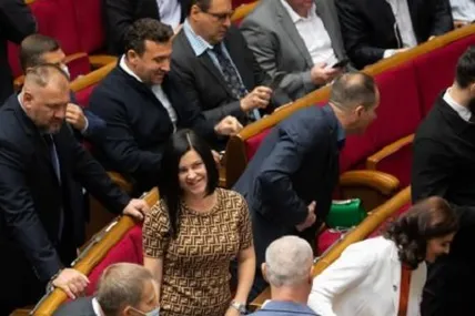 Своїми дорогими нарядами у сесійній залі Маргарта Шол шокувала колег.