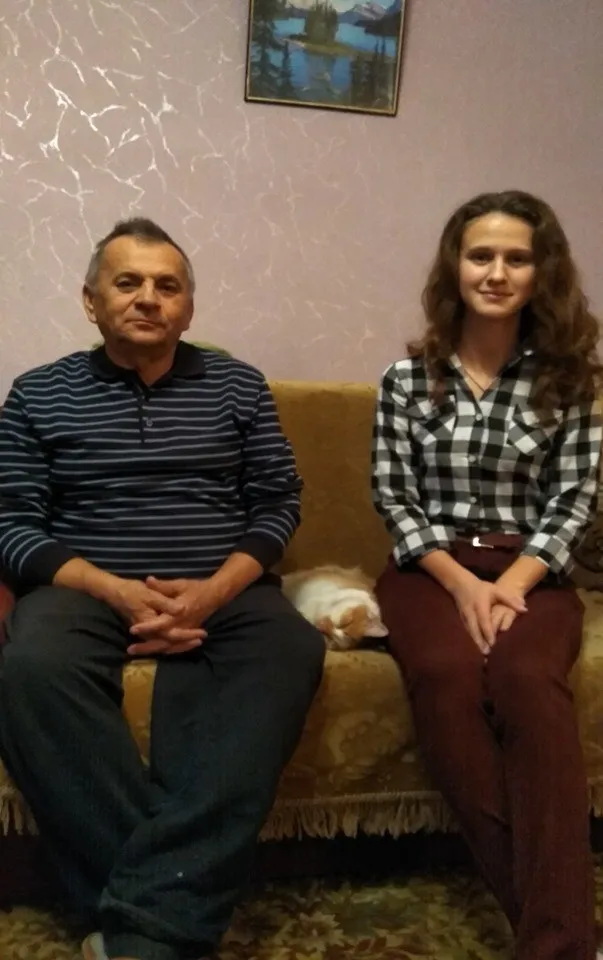 Авторка цих рядків разом зі своїм дідом, Миколою Петровичем