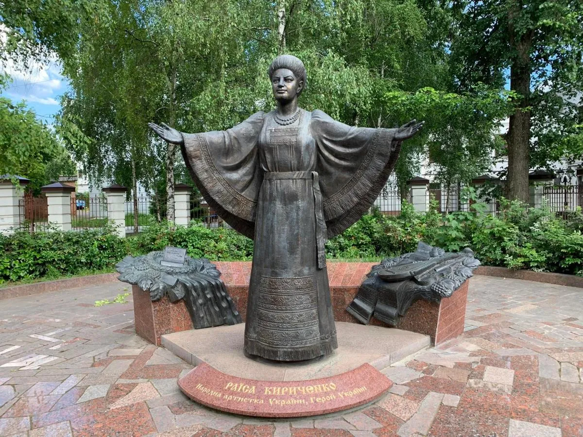 Монумент на честь виконавиці пісні "Я козачка твоя"