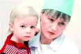 Дворічний хлопчик у темному лісі