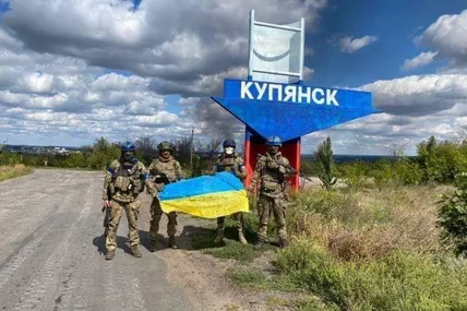 Українські військові перед в’їздом у звільнений від ворога Куп’янськ.