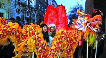 Поруч з китайськими драконами – наші півні