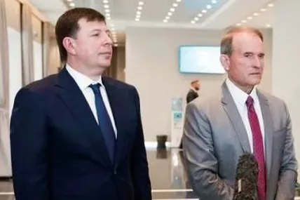 Тарас Козак і Віктор Медведчук під час гостинного прийому у росії. Бізнес їхніх родичів, гроші від якого йшли країні-агресору, успішно процвітав в Україні...