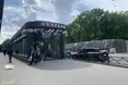 Посеред тротуару — незаконний торговий пасаж