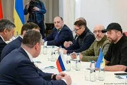 Денис Кірєєв (крайній зліва) під час переговорів із росією в білорусі, 28 лютого 2022 року