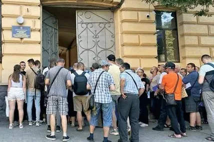 Таку картину з охочими уточнити свої військово-облікові дані можна було побачити у Чернівцях. Фото acc.cv.ua