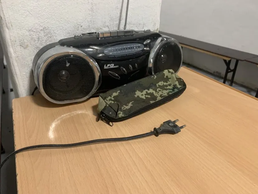 В укритті є радіо, яке повідомляє про відбій повітряної тривоги.