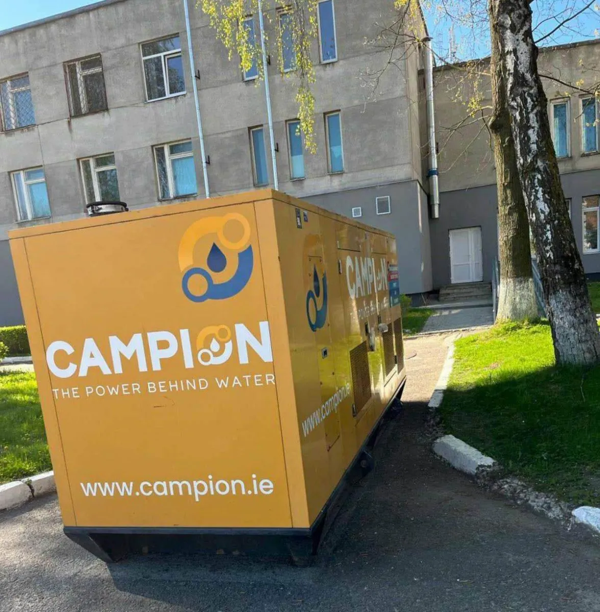 Потужний генератор в онкологічну лікарню Львова привезли із Дубліна.
