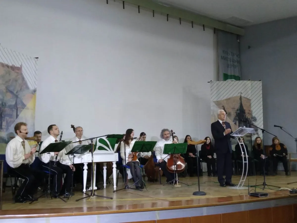 Виступає ансамбль "Високий Замок" та Григорій Шумейко. Фото автора і Галини Фесюк