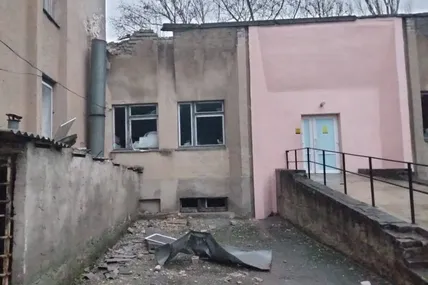 Обстріляний медзаклад у Херсоні. Фото ілюстративне
